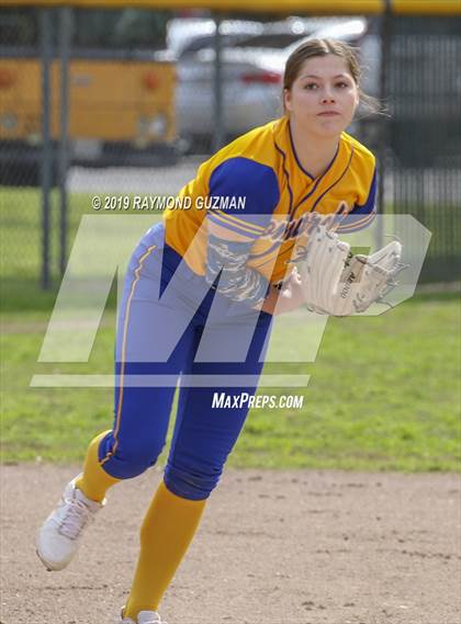 Thumbnail 2 in Riverdale vs. Exeter photogallery.