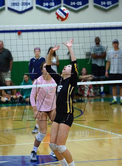 Thumbnail 2 in Mater Dei vs. El Dorado (Durango Fall Classic) photogallery.