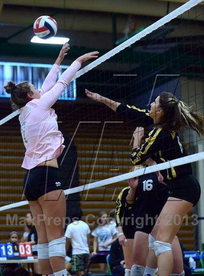 Thumbnail 2 in Mater Dei vs. El Dorado (Durango Fall Classic) photogallery.