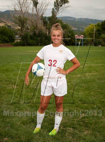 Thumbnail 1 in Viewmont (Preseason Early Contenders Soccer Photo Shoot) photogallery.