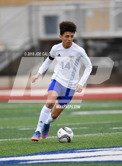 Thumbnail 2 in Lee [Robert E.] vs Tivy (New Braunfels Tournament) photogallery.