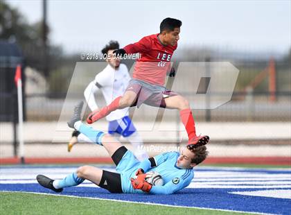 Thumbnail 3 in Lee [Robert E.] vs Tivy (New Braunfels Tournament) photogallery.