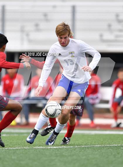Thumbnail 2 in Lee [Robert E.] vs Tivy (New Braunfels Tournament) photogallery.