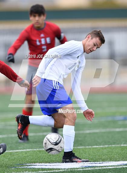 Thumbnail 1 in Lee [Robert E.] vs Tivy (New Braunfels Tournament) photogallery.