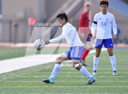 Thumbnail 2 in Lee [Robert E.] vs Tivy (New Braunfels Tournament) photogallery.