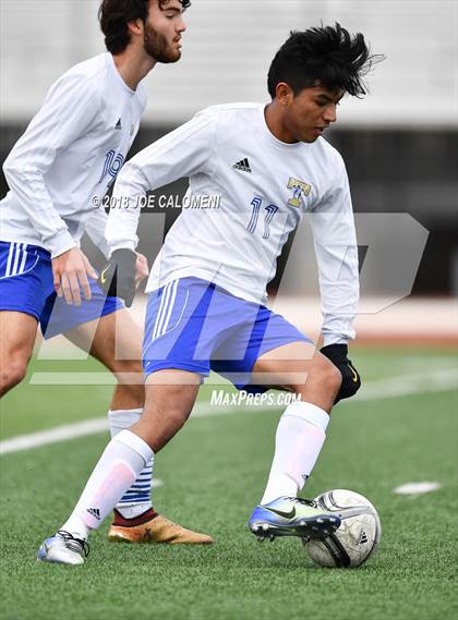 Thumbnail 3 in Lee [Robert E.] vs Tivy (New Braunfels Tournament) photogallery.