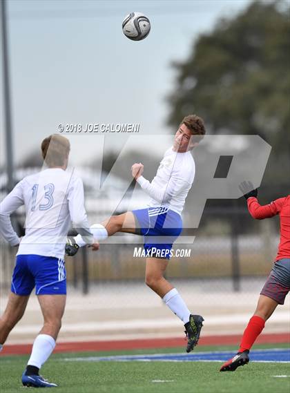 Thumbnail 1 in Lee [Robert E.] vs Tivy (New Braunfels Tournament) photogallery.
