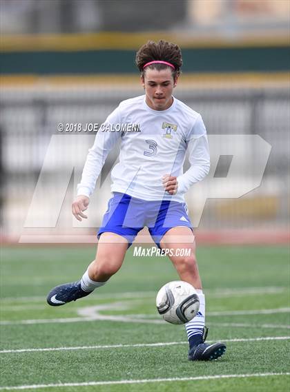 Thumbnail 3 in Lee [Robert E.] vs Tivy (New Braunfels Tournament) photogallery.