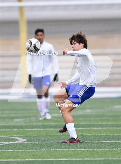 Thumbnail 3 in Lee [Robert E.] vs Tivy (New Braunfels Tournament) photogallery.