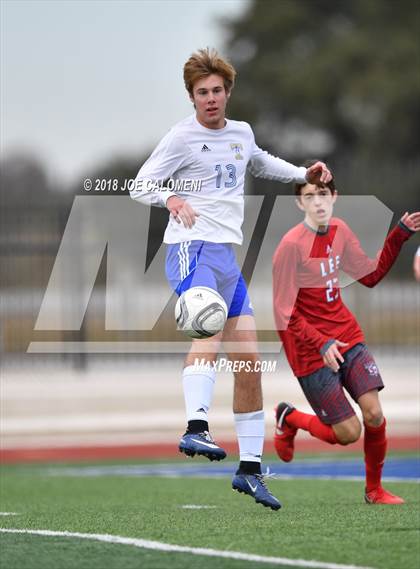 Thumbnail 1 in Lee [Robert E.] vs Tivy (New Braunfels Tournament) photogallery.
