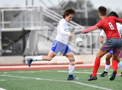 Thumbnail 1 in Lee [Robert E.] vs Tivy (New Braunfels Tournament) photogallery.