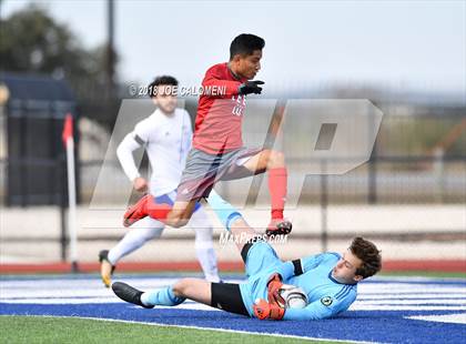Thumbnail 2 in Lee [Robert E.] vs Tivy (New Braunfels Tournament) photogallery.