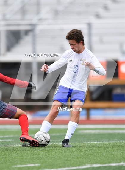 Thumbnail 3 in Lee [Robert E.] vs Tivy (New Braunfels Tournament) photogallery.