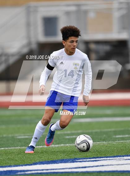 Thumbnail 3 in Lee [Robert E.] vs Tivy (New Braunfels Tournament) photogallery.