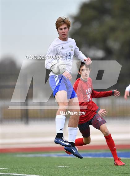 Thumbnail 3 in Lee [Robert E.] vs Tivy (New Braunfels Tournament) photogallery.