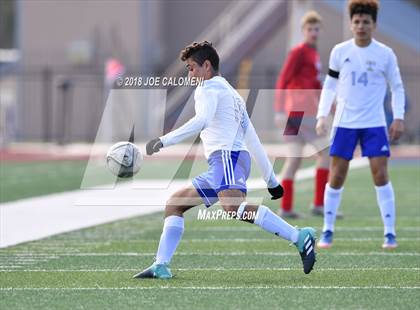 Thumbnail 3 in Lee [Robert E.] vs Tivy (New Braunfels Tournament) photogallery.