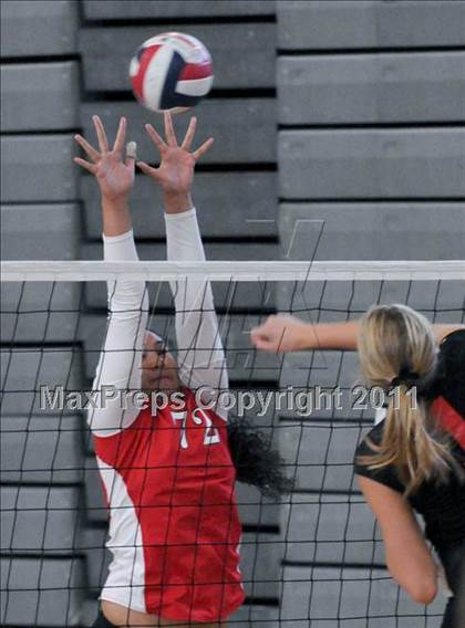 Thumbnail 2 in Redlands East Valley vs. Lakewood (2010 Durango Fall Classic) photogallery.