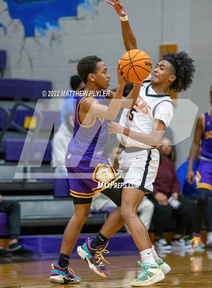 Thumbnail 3 in Jack Britt vs South View (Cumberland County Holiday Classic) photogallery.