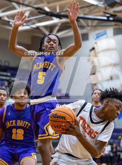 Thumbnail 3 in Jack Britt vs South View (Cumberland County Holiday Classic) photogallery.