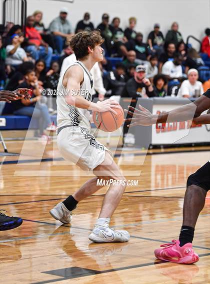 Thumbnail 2 in Lake Creek vs Ellison (UIL 5A Reg III Bi-District) photogallery.