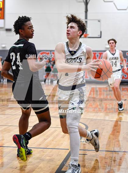 Thumbnail 2 in Lake Creek vs Ellison (UIL 5A Reg III Bi-District) photogallery.