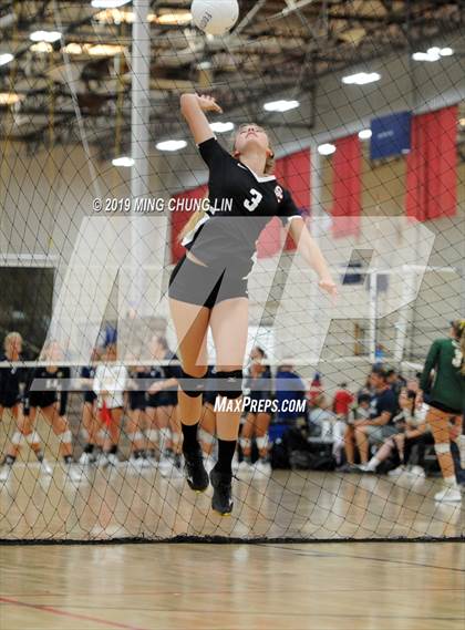 Thumbnail 1 in Mater Dei vs. San Clemente (Queen's Court Tournament) photogallery.