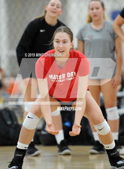 Thumbnail 2 in Mater Dei vs. San Clemente (Queen's Court Tournament) photogallery.