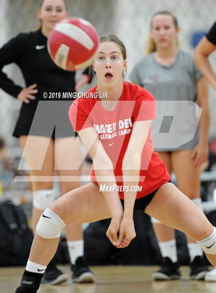 Thumbnail 1 in Mater Dei vs. San Clemente (Queen's Court Tournament) photogallery.