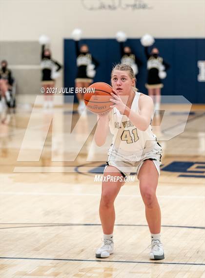 Thumbnail 2 in Mt. Vernon vs Roncalli (IHSAA 4A Regional semi-final) photogallery.