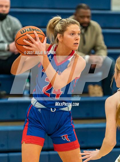 Thumbnail 3 in Mt. Vernon vs Roncalli (IHSAA 4A Regional semi-final) photogallery.