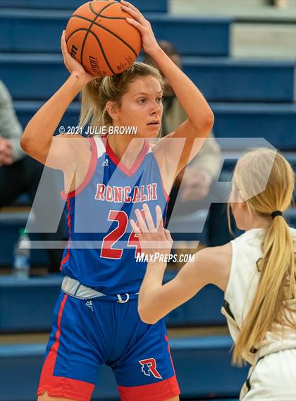 Thumbnail 2 in Mt. Vernon vs Roncalli (IHSAA 4A Regional semi-final) photogallery.