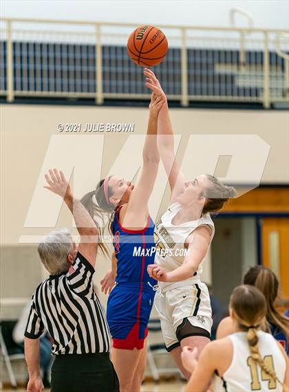 Thumbnail 2 in Mt. Vernon vs Roncalli (IHSAA 4A Regional semi-final) photogallery.