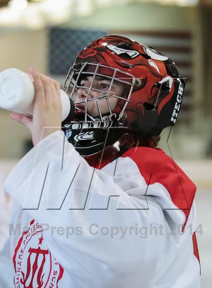 Thumbnail 2 in Fort Zumwalt East vs. Chaminade photogallery.