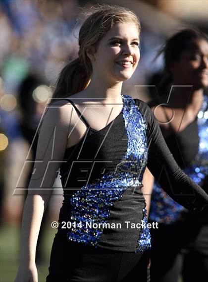 Thumbnail 2 in Hutchinson vs. East (KSHSAA 6A Final) photogallery.
