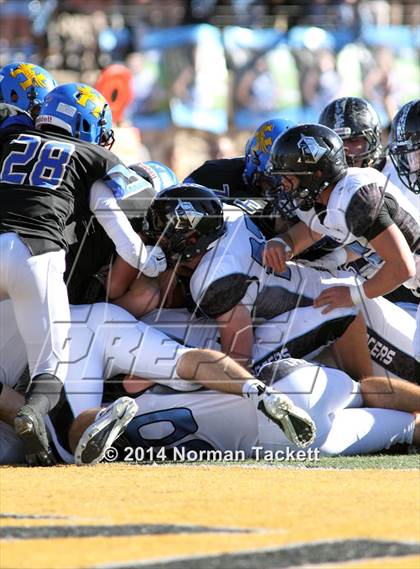 Thumbnail 2 in Hutchinson vs. East (KSHSAA 6A Final) photogallery.