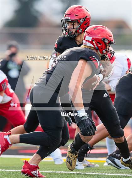 Thumbnail 1 in Yelm vs. Marysville-Pilchuck (3A Playoffs) photogallery.