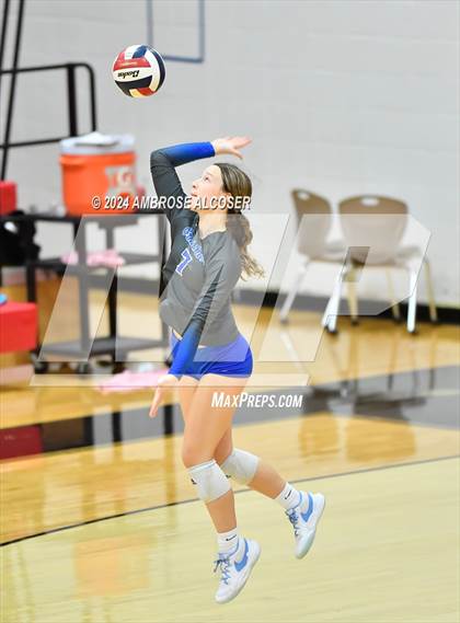 Thumbnail 3 in Grand Oaks vs. Dawson (KISD/CFISD Tournament) photogallery.