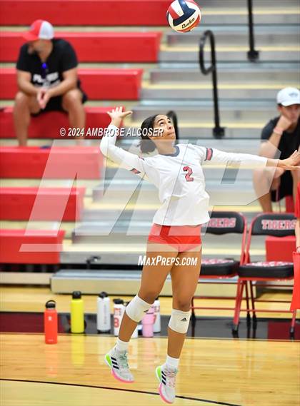 Thumbnail 3 in Grand Oaks vs. Dawson (KISD/CFISD Tournament) photogallery.