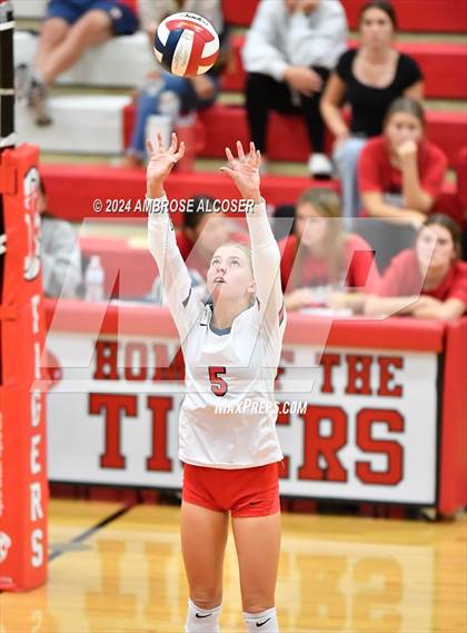 Thumbnail 1 in Grand Oaks vs. Dawson (KISD/CFISD Tournament) photogallery.