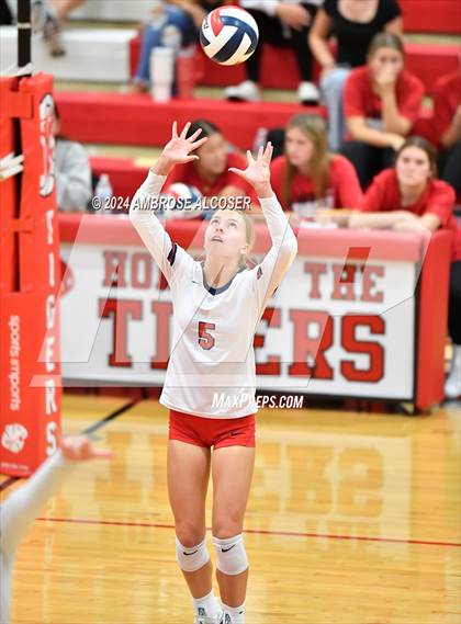 Thumbnail 3 in Grand Oaks vs. Dawson (KISD/CFISD Tournament) photogallery.