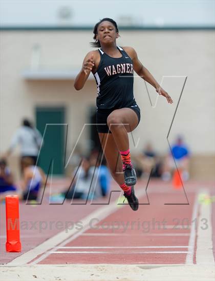 Thumbnail 2 in NISD Alamo Relays photogallery.