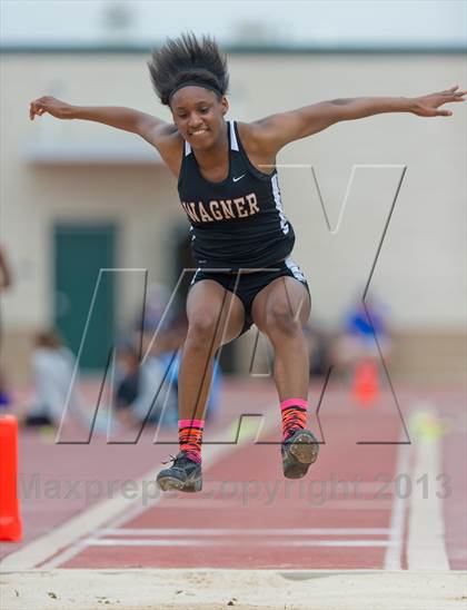 Thumbnail 2 in NISD Alamo Relays photogallery.