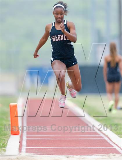 Thumbnail 2 in NISD Alamo Relays photogallery.