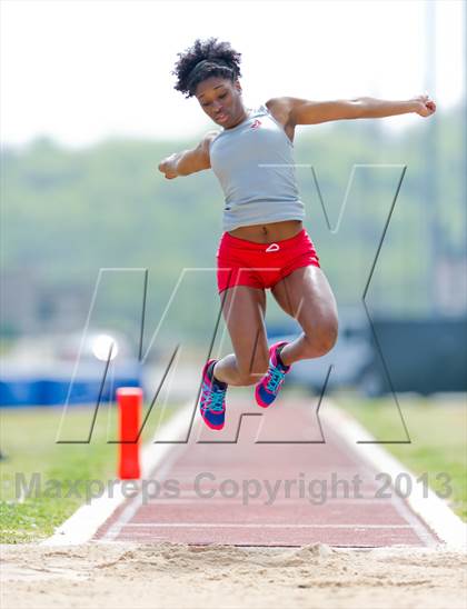Thumbnail 2 in NISD Alamo Relays photogallery.