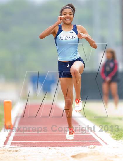 Thumbnail 2 in NISD Alamo Relays photogallery.