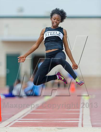 Thumbnail 2 in NISD Alamo Relays photogallery.