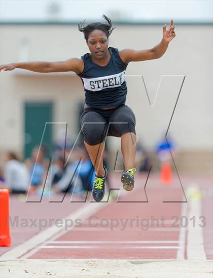 Thumbnail 2 in NISD Alamo Relays photogallery.