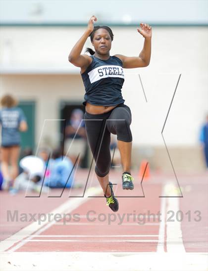 Thumbnail 2 in NISD Alamo Relays photogallery.