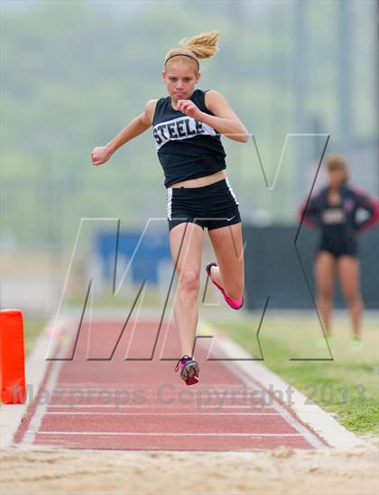 Thumbnail 3 in NISD Alamo Relays photogallery.