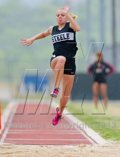 Thumbnail 1 in NISD Alamo Relays photogallery.